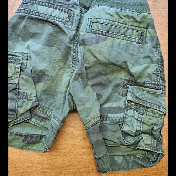 Boys gap 2T camo shorts - Picture 3 of 3